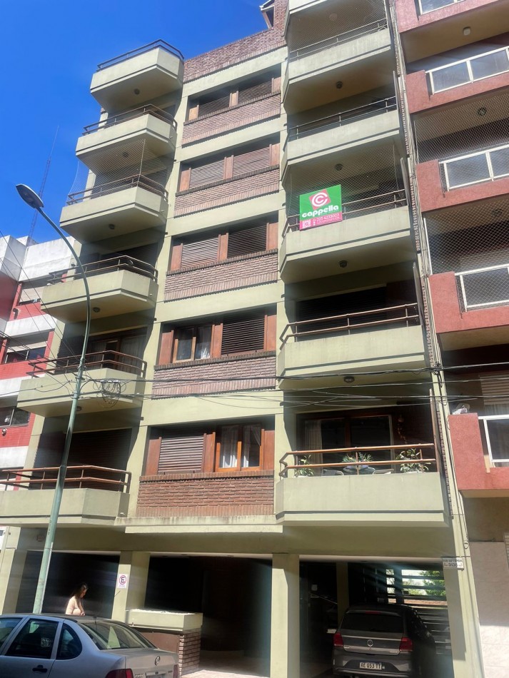Departamento de 1 ambiente amplio con terraza al frente y cochera en La Perla