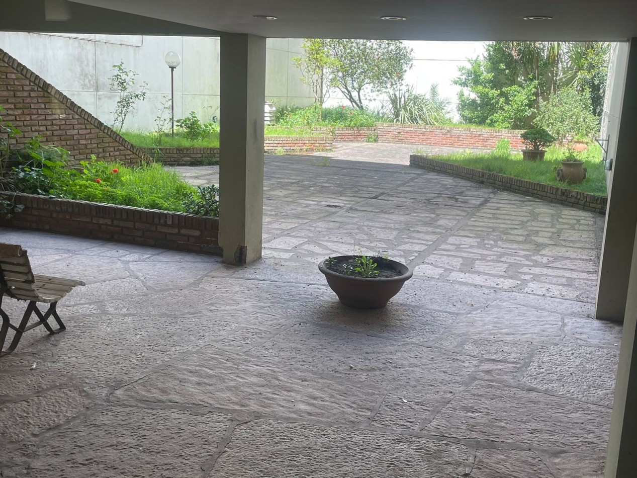 Departamento de 1 ambiente amplio con terraza al frente y cochera en La Perla
