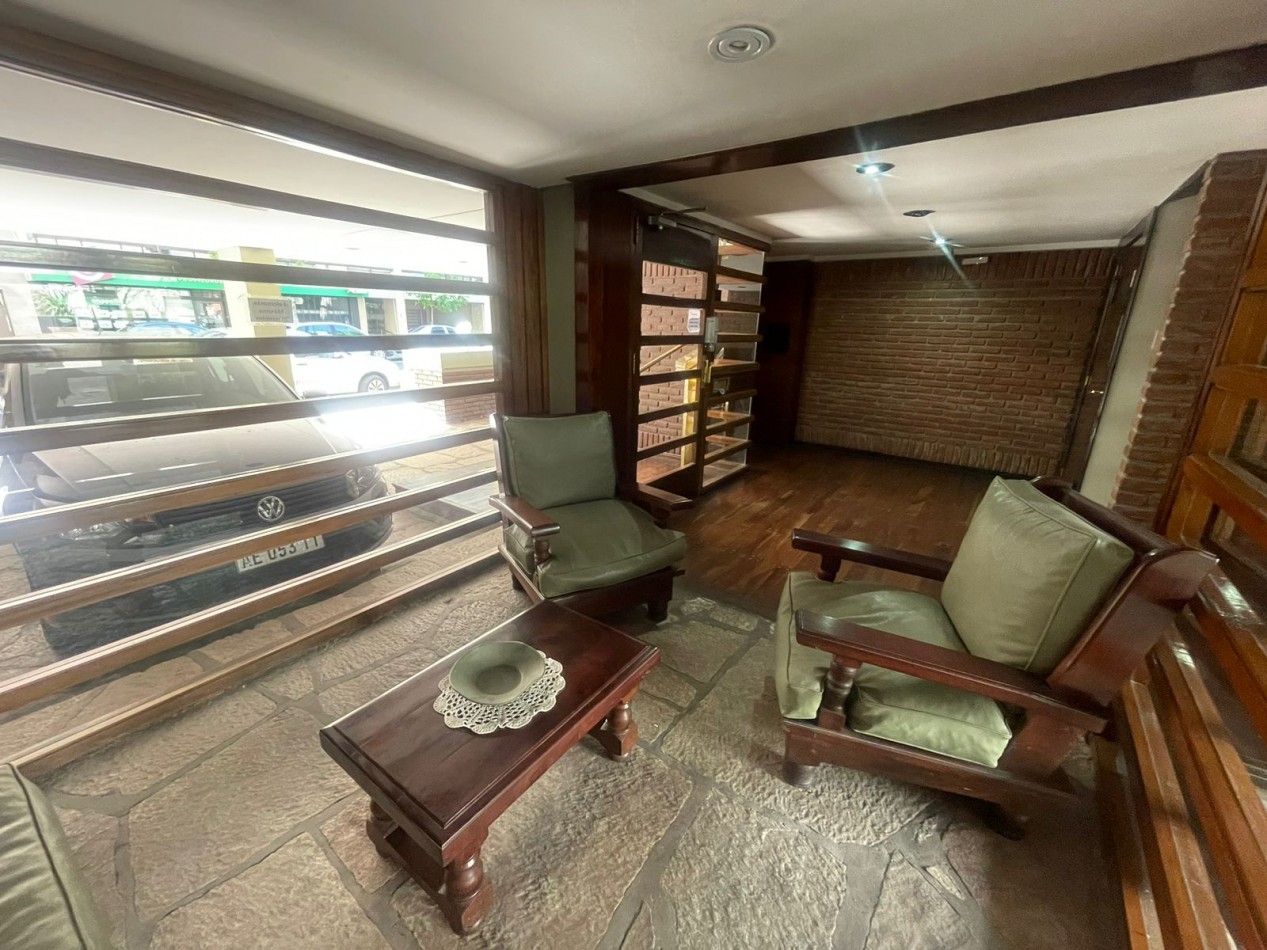 Departamento de 1 ambiente amplio con terraza al frente y cochera en La Perla