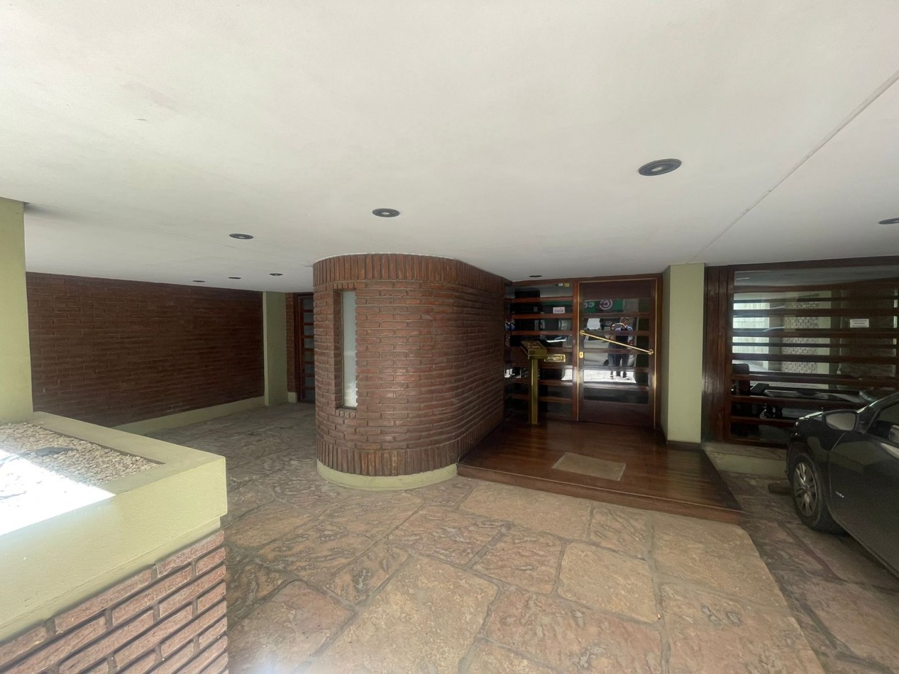 Departamento de 1 ambiente amplio con terraza al frente y cochera en La Perla