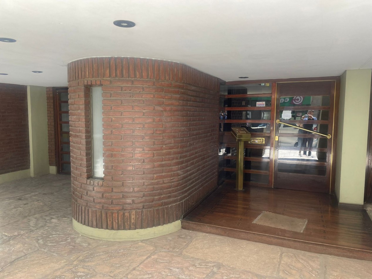 Departamento de 1 ambiente amplio con terraza al frente y cochera en La Perla