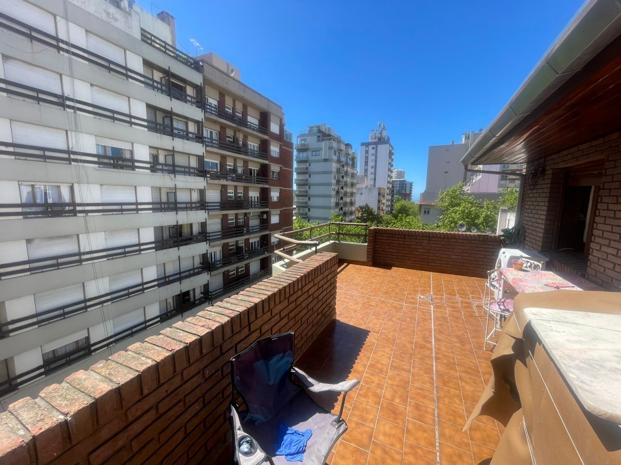 Departamento de 1 ambiente amplio con terraza al frente y cochera en La Perla