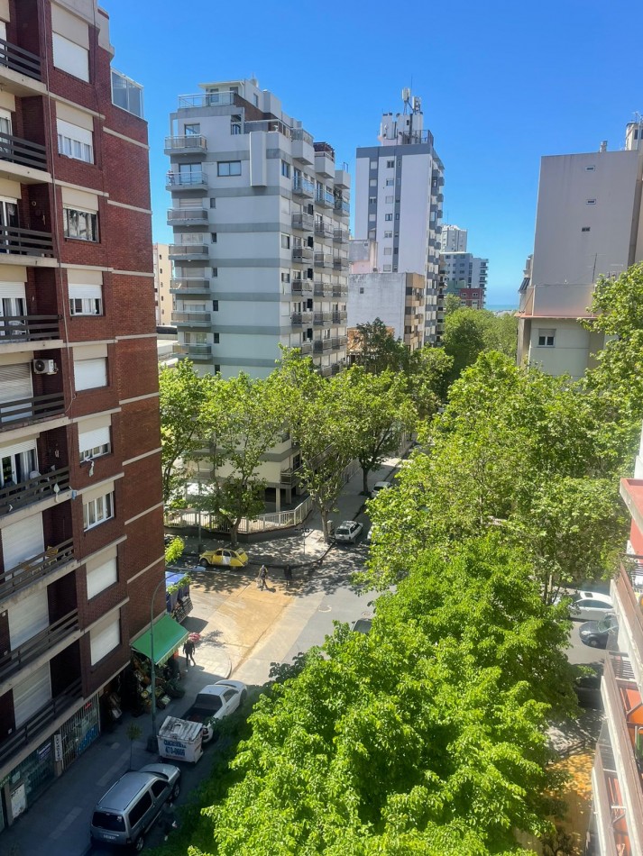Departamento de 1 ambiente amplio con terraza al frente y cochera en La Perla