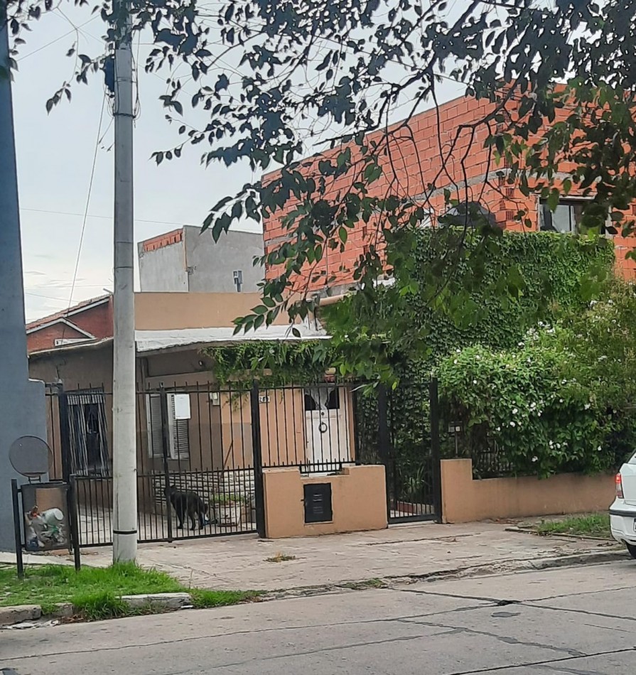 Casa 4 ambientes + Dpto - B° Villa Lourdes