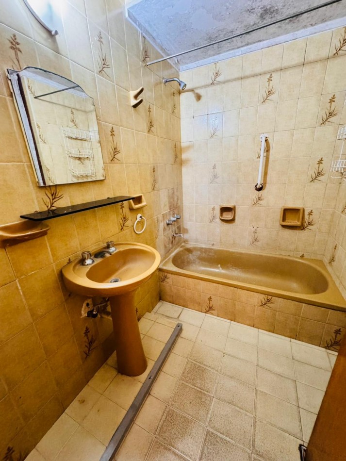 Casa 4 ambientes + Dpto - B° Villa Lourdes