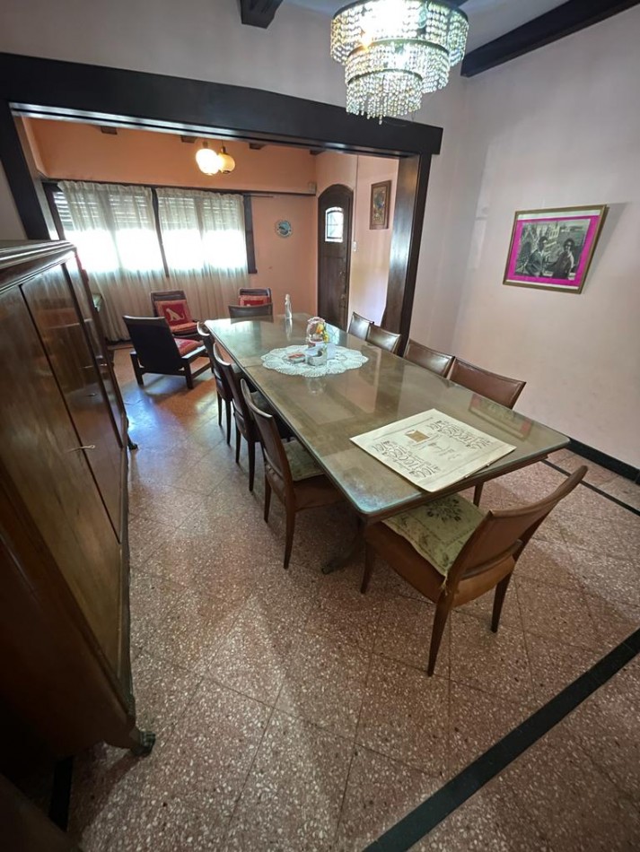 CHALET DE EPOCA 4 AMB CON COCHERA - GUEMES