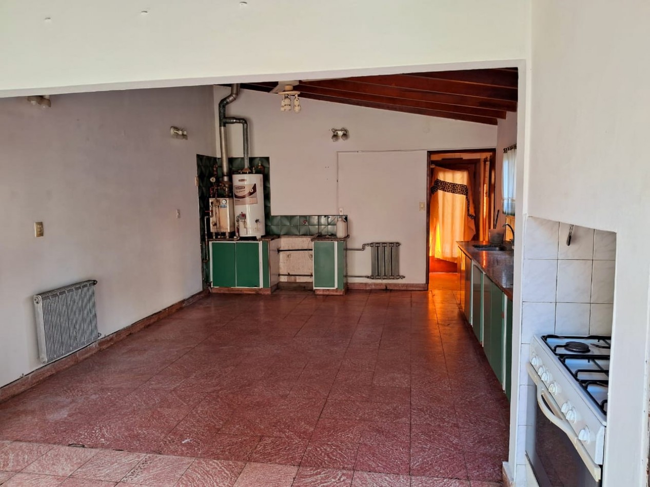 Importante chalet sobre 2 lotes - 10 ambientes - Divino Rostro