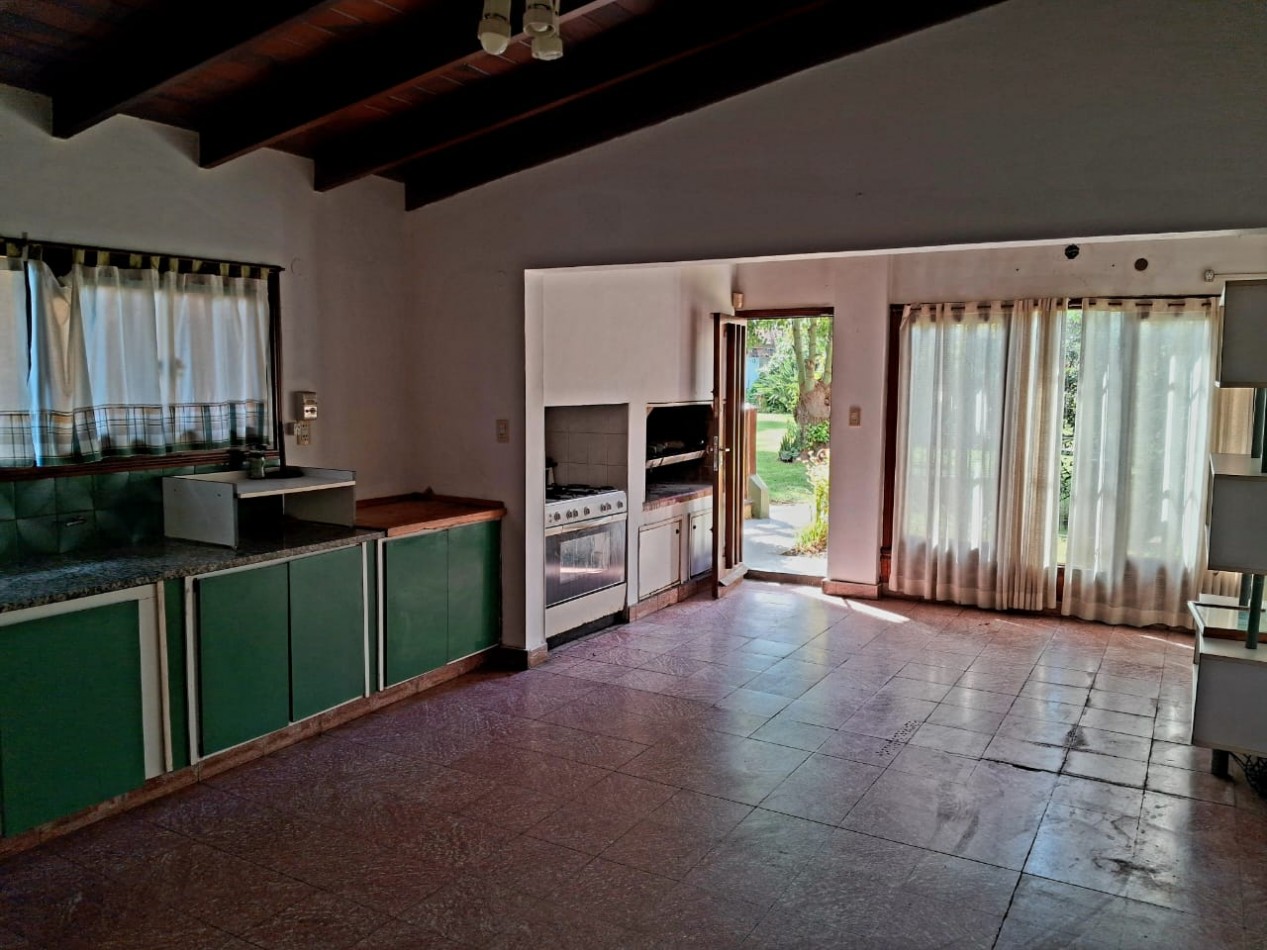 Importante chalet sobre 2 lotes - 10 ambientes - Divino Rostro