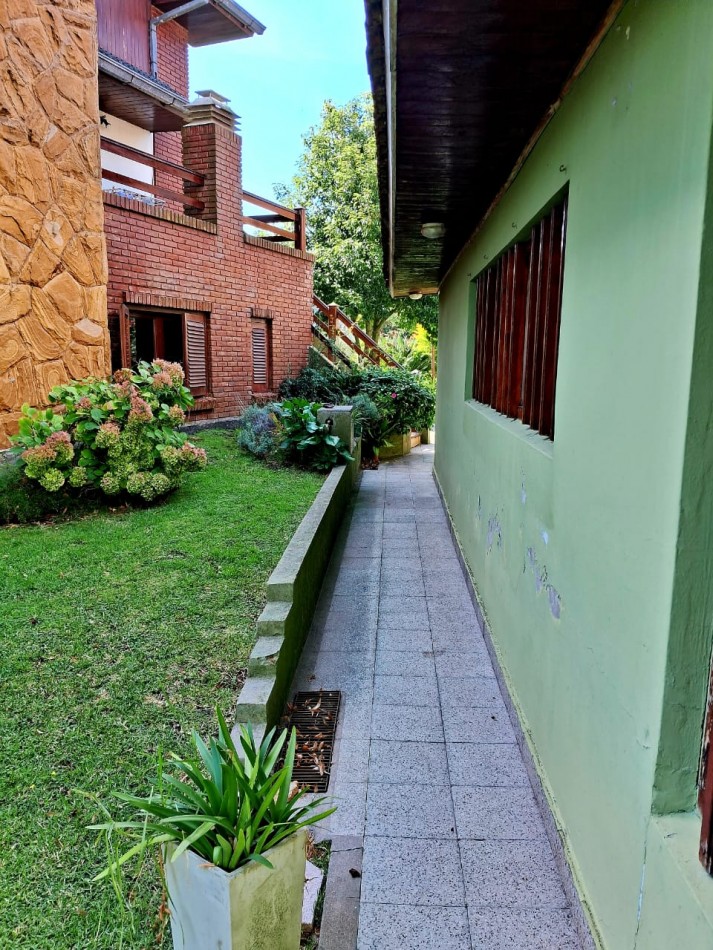 Importante chalet sobre 2 lotes - 10 ambientes - Divino Rostro