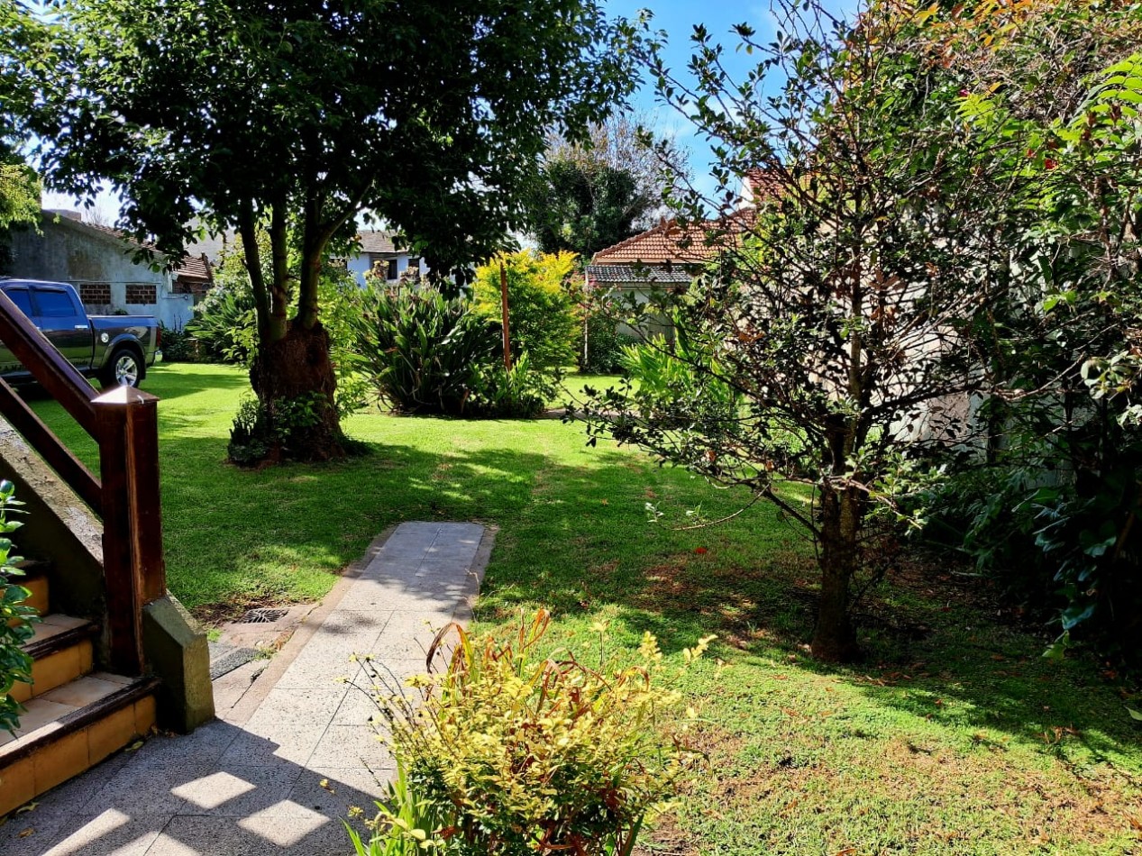 Importante chalet sobre 2 lotes - 10 ambientes - Divino Rostro