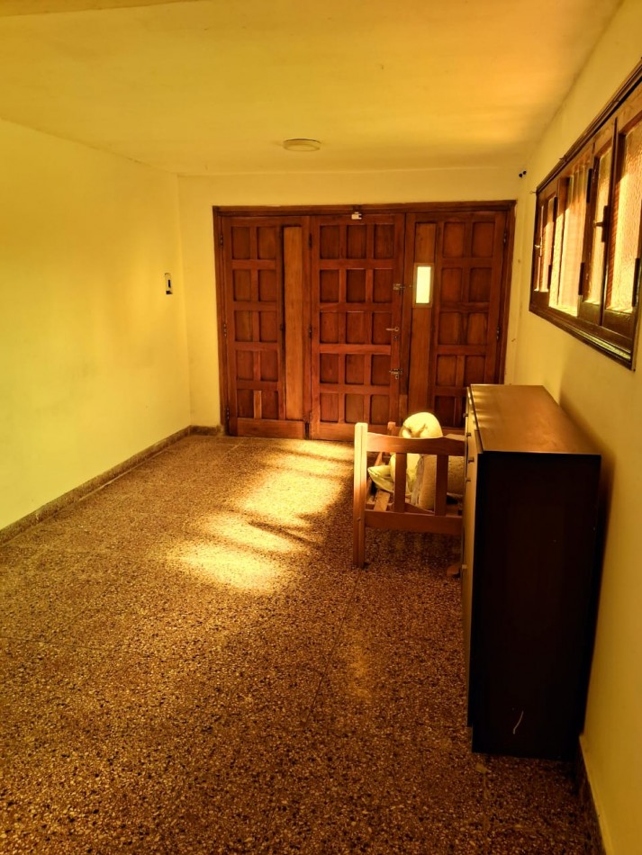 Importante chalet sobre 2 lotes - 10 ambientes - Divino Rostro