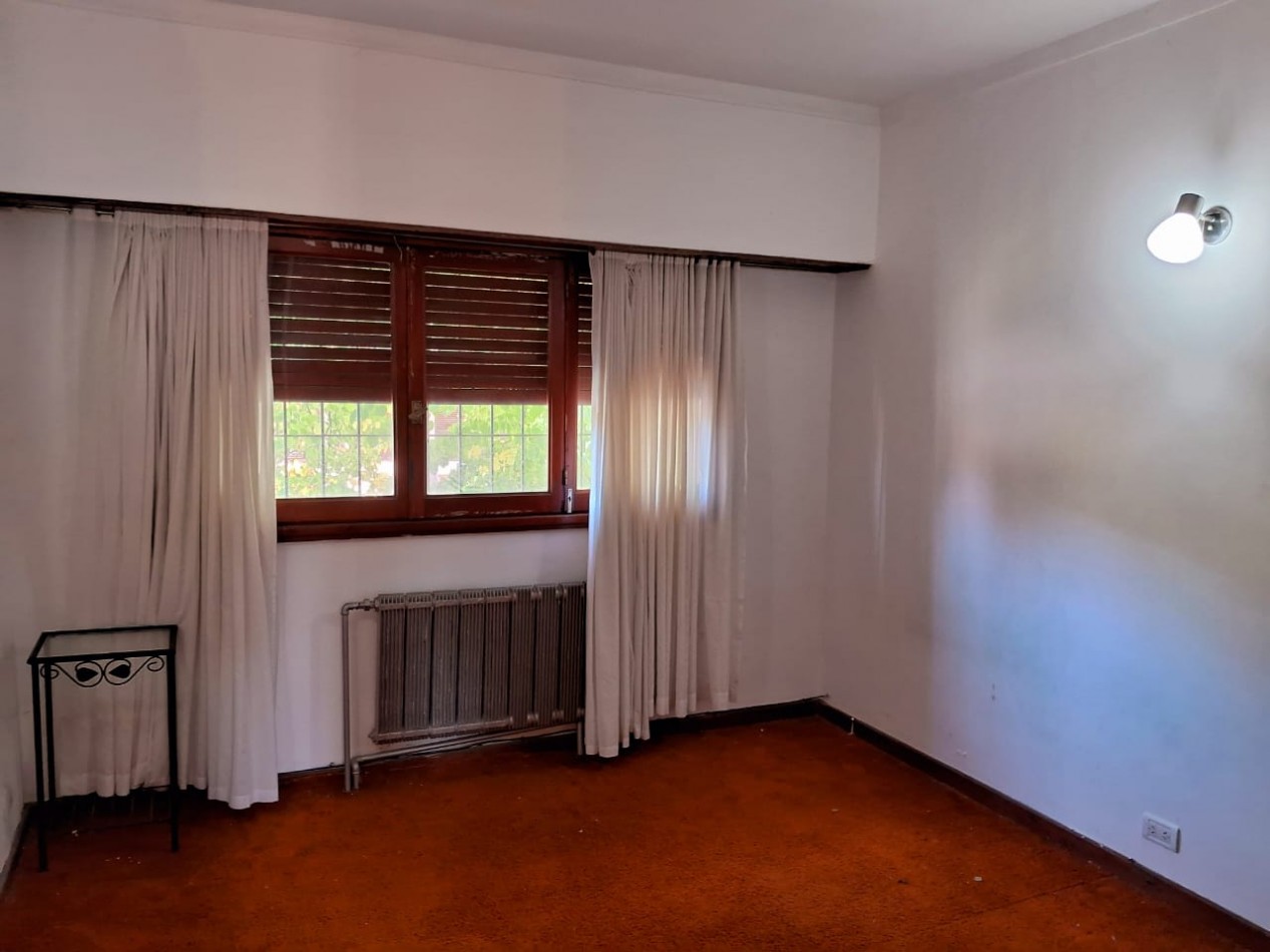 Importante chalet sobre 2 lotes - 10 ambientes - Divino Rostro