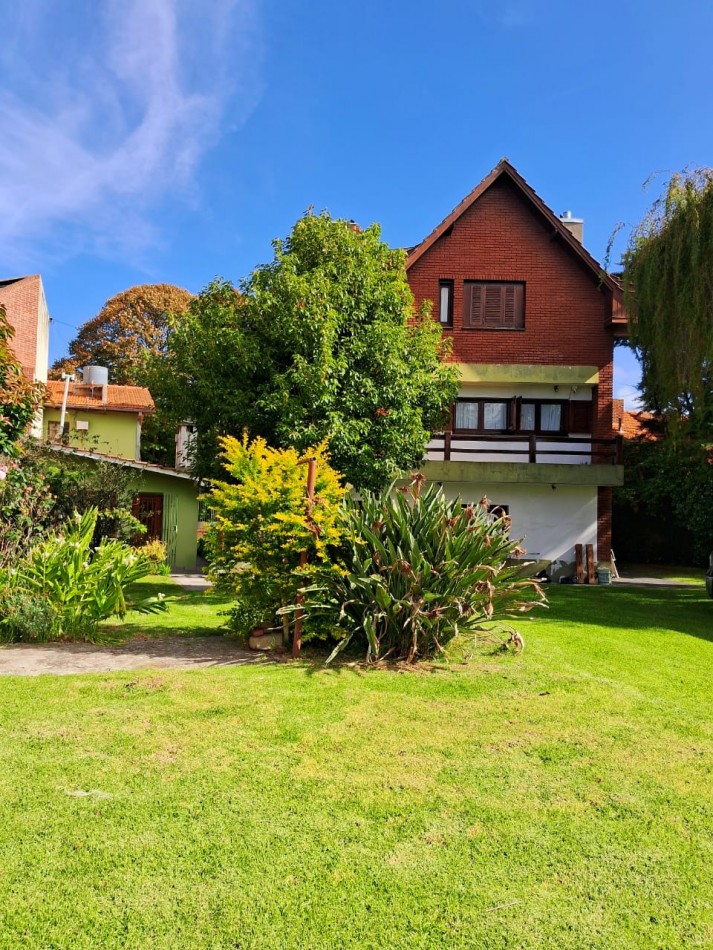 Importante chalet sobre 2 lotes - 10 ambientes - Divino Rostro