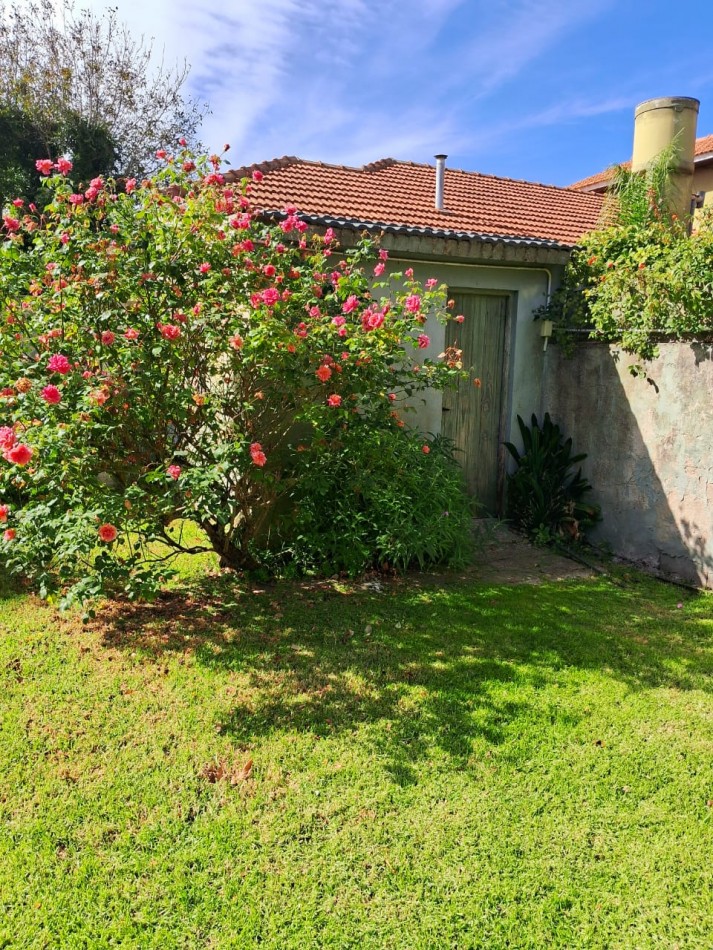 Importante chalet sobre 2 lotes - 10 ambientes - Divino Rostro