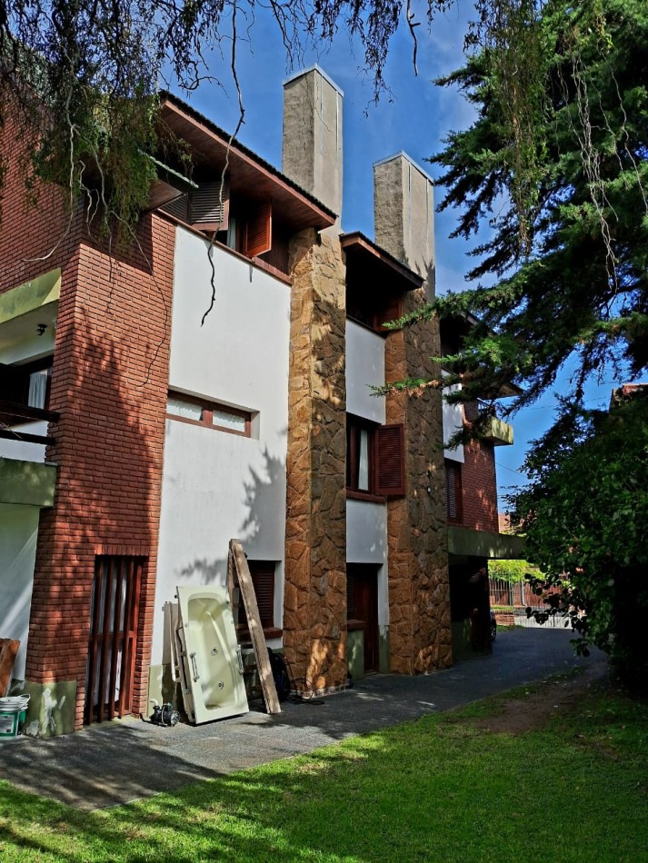 Importante chalet sobre 2 lotes - 10 ambientes - Divino Rostro