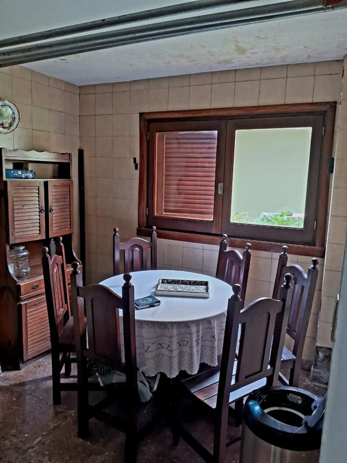 Importante chalet sobre 2 lotes - 10 ambientes - Divino Rostro