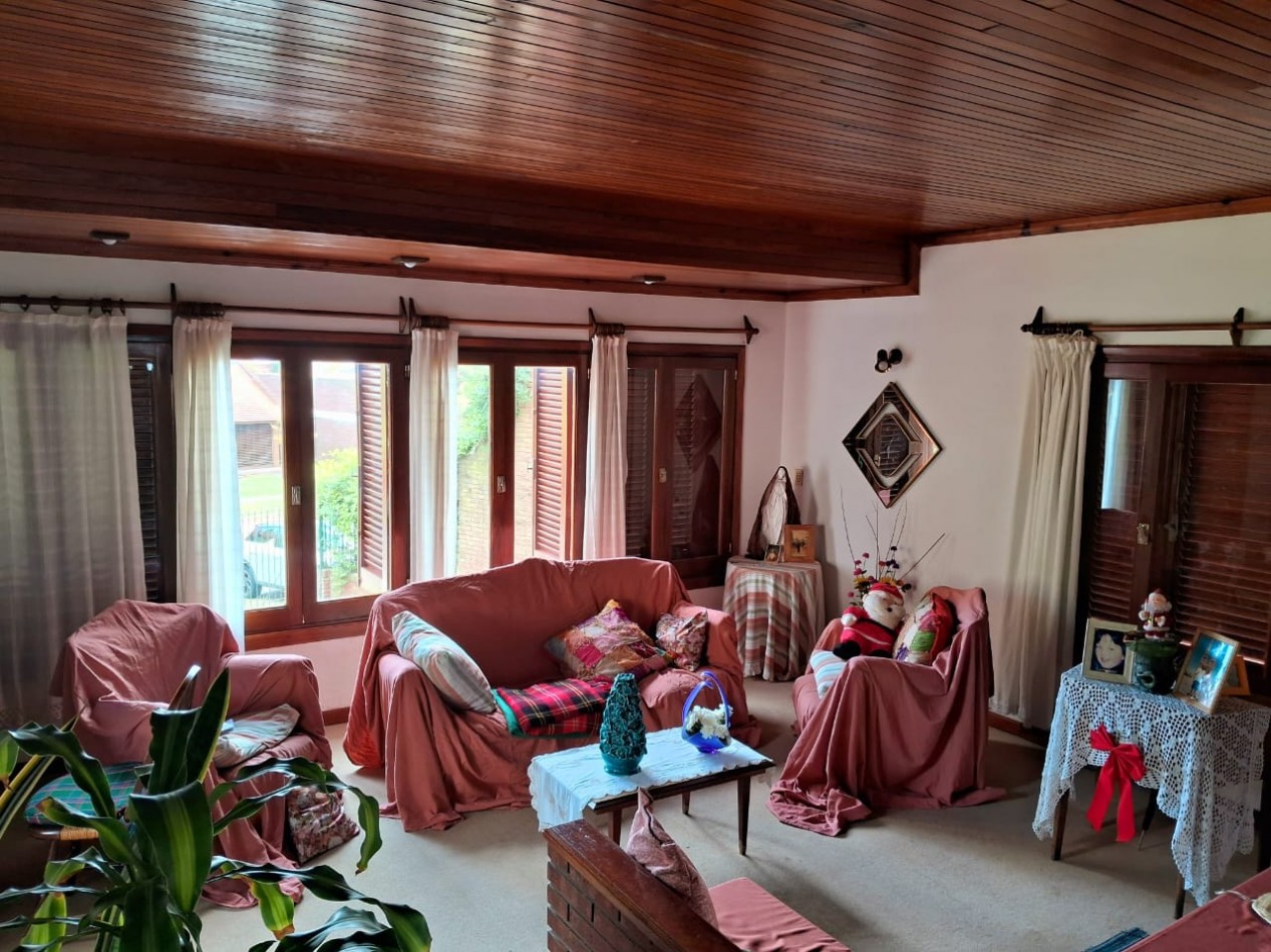Importante chalet sobre 2 lotes - 10 ambientes - Divino Rostro