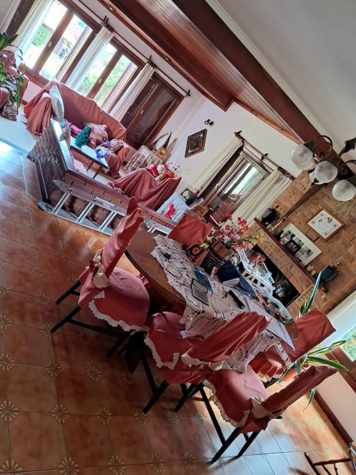 Importante chalet sobre 2 lotes - 10 ambientes - Divino Rostro