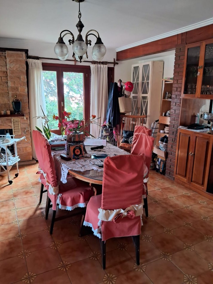 Importante chalet sobre 2 lotes - 10 ambientes - Divino Rostro