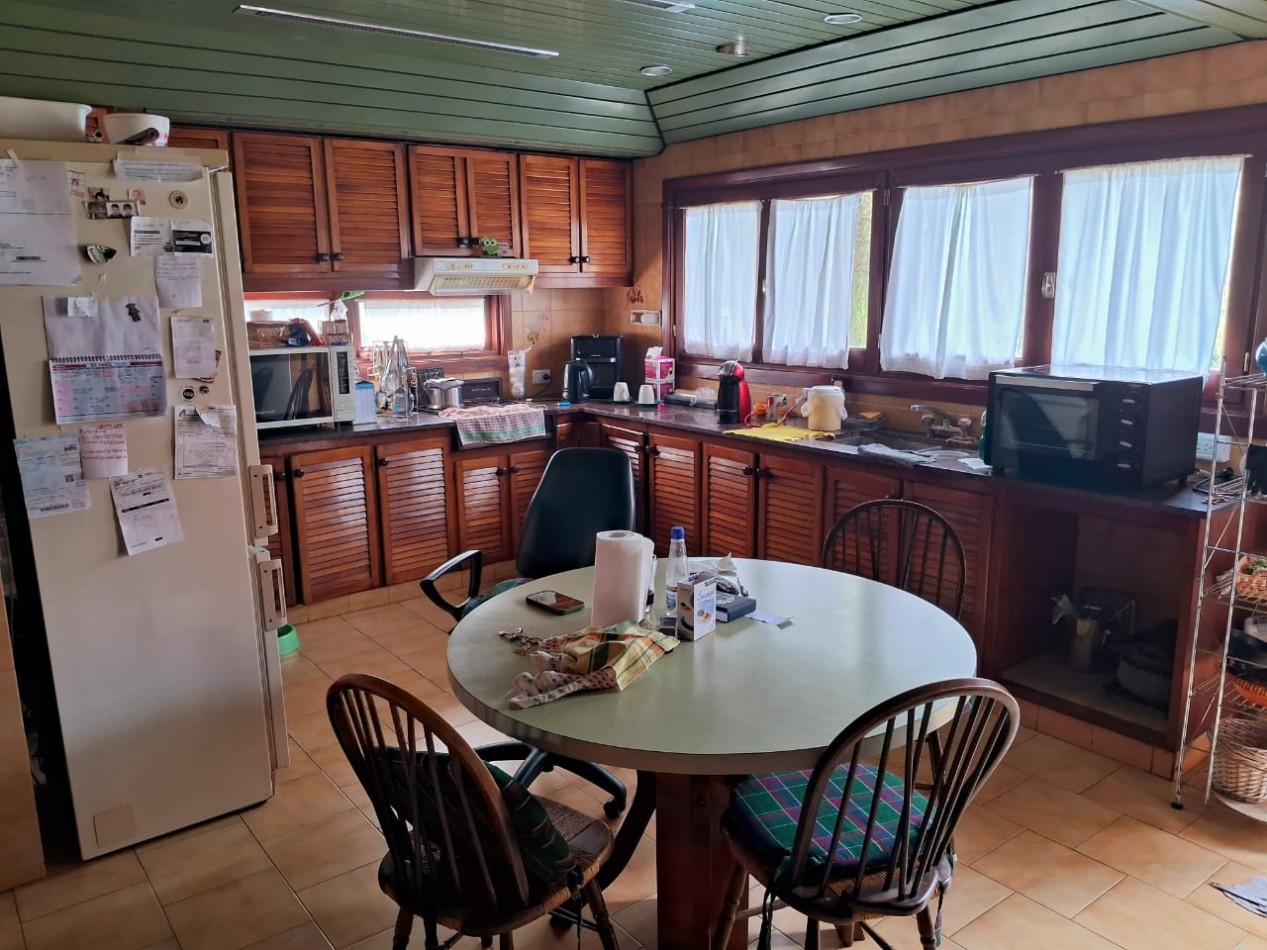 Importante chalet sobre 2 lotes - 10 ambientes - Divino Rostro