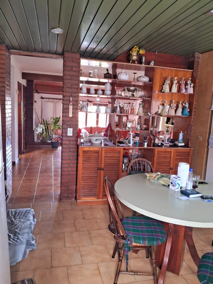 Importante chalet sobre 2 lotes - 10 ambientes - Divino Rostro