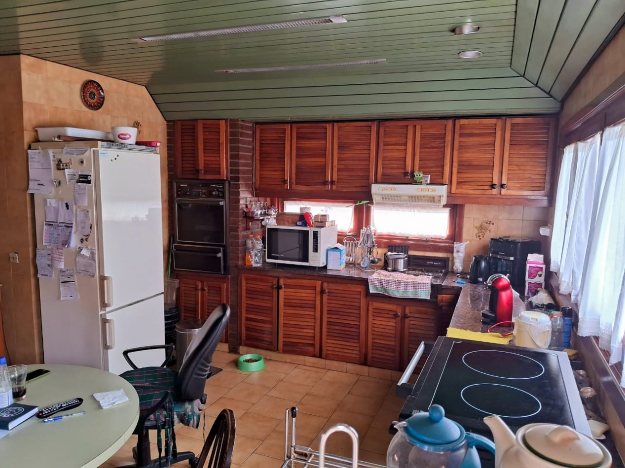 Importante chalet sobre 2 lotes - 10 ambientes - Divino Rostro