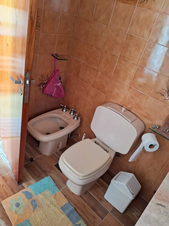 Importante chalet sobre 2 lotes - 10 ambientes - Divino Rostro