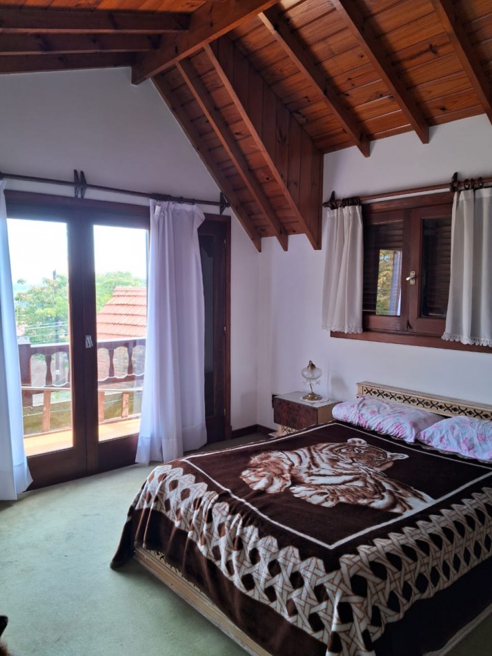 Importante chalet sobre 2 lotes - 10 ambientes - Divino Rostro