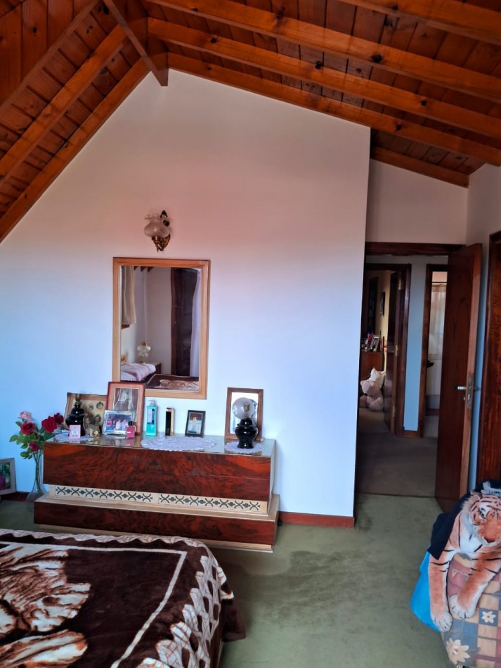 Importante chalet sobre 2 lotes - 10 ambientes - Divino Rostro