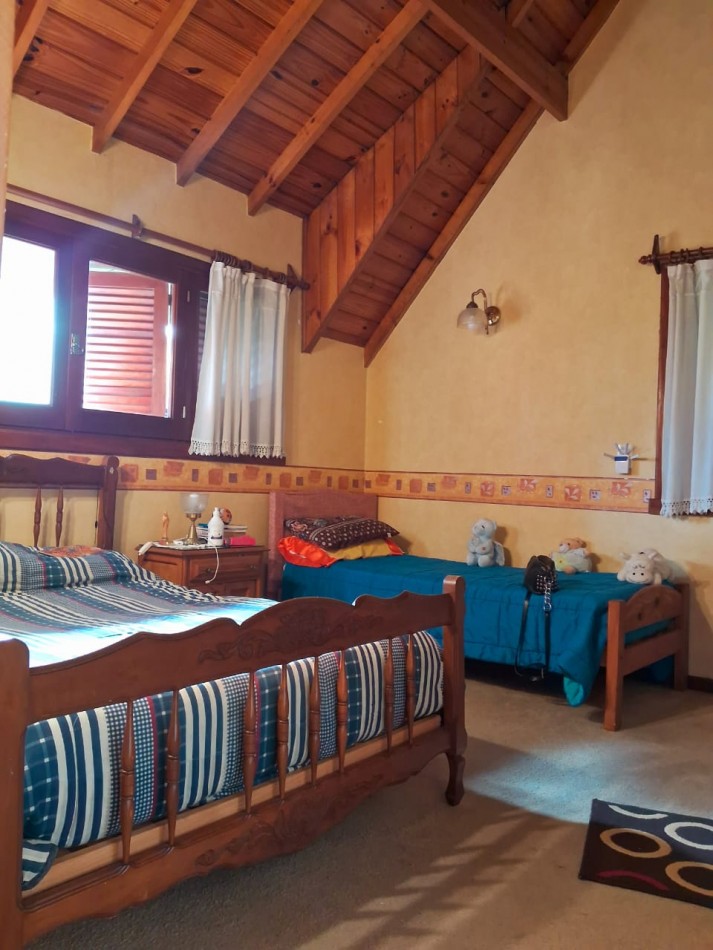 Importante chalet sobre 2 lotes - 10 ambientes - Divino Rostro