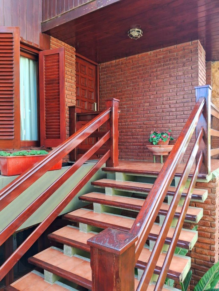 Importante chalet sobre 2 lotes - 10 ambientes - Divino Rostro