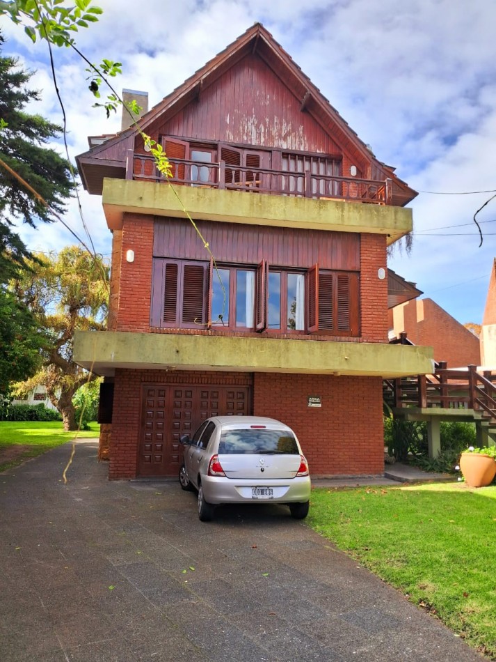 Importante chalet sobre 2 lotes - 10 ambientes - Divino Rostro