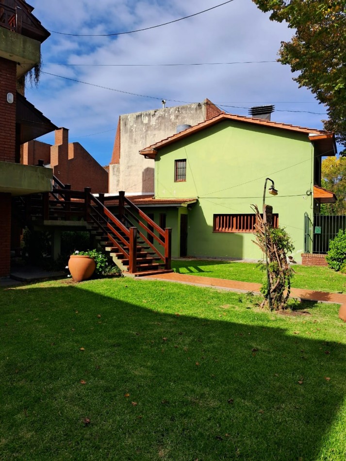 Importante chalet sobre 2 lotes - 10 ambientes - Divino Rostro