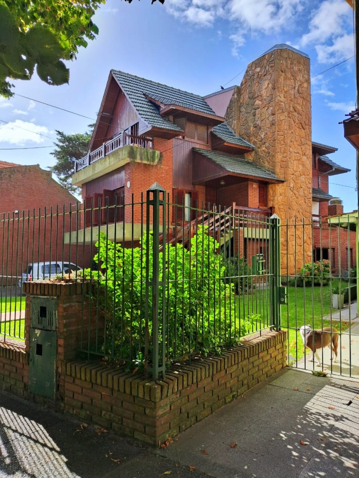 Importante chalet sobre 2 lotes - 10 ambientes - Divino Rostro