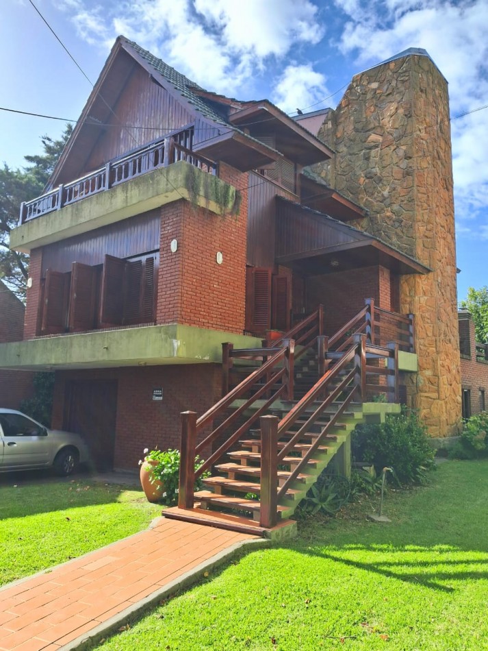 Importante chalet sobre 2 lotes - 10 ambientes - Divino Rostro