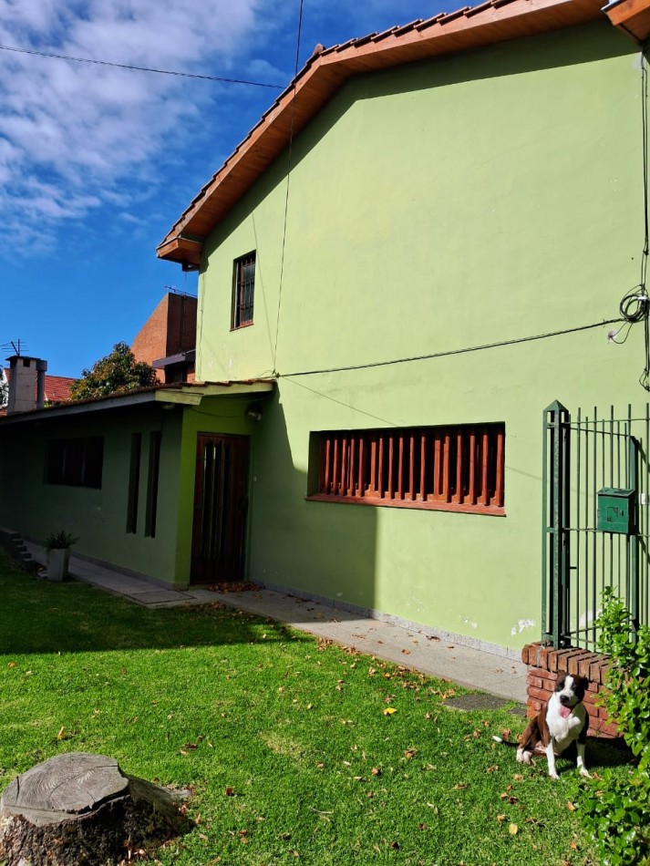 Importante chalet sobre 2 lotes - 10 ambientes - Divino Rostro